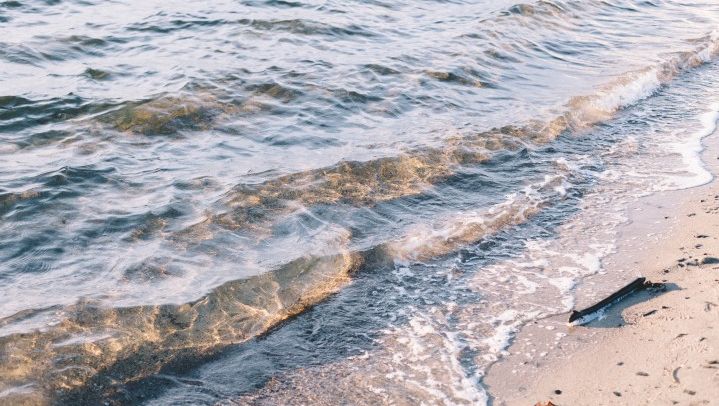 Bølger på strand